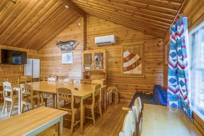 The main hall of Evo Syväjärvi's main building is suitable for meetings, dining, and socializing. The fold-out sofa serves as an additional bed for 1-2 people.
