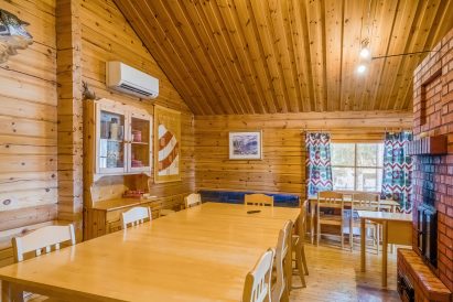 In the main hall of Evo Syväjärvi, the table accommodates 12-14 people for dining, meetings, or quality time together.
