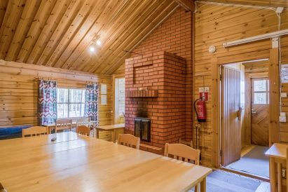 The robust brick-built fireplace adds ambiance to the main hall of Evo Syväjärvi. A retractable screen is also available on the side wall of the hall.