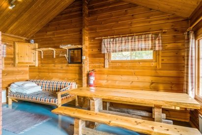 At the sturdy table in Evo Syväjärvi's sauna dressing room, it's perfect to cool down between heat sessions. The sofa bed serves as an additional bed for 1-2 people throughout the year.