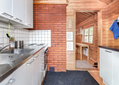The kitchen of Evo Syväjärvi's main building is conveniently located next to the hall. It is equipped with a stove, oven, running hot and cold water, fridge-freezer, microwave, coffee maker and water kettle.