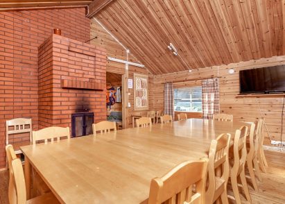 In the main hall of Evo Syväjärvi, the table accommodates 12-14 people for dining, meetings, or quality time together.