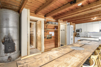 The main hall of Evo Wilderness Villa is equipped with modern amenities, but exudes the lumberjack atmosphere of a bygone era.
