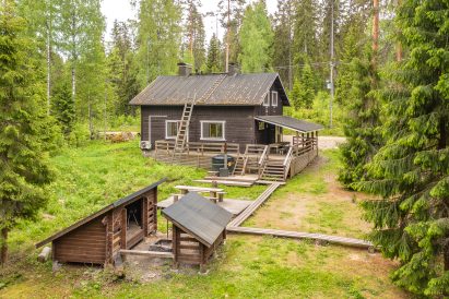 In Evo Wilderness Villa's scenic forest garden, there is a two-part lean-to with an open fireplace in the middle.