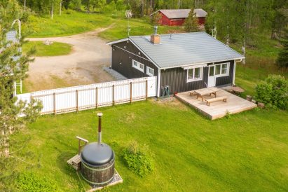 In front of Evo Hunt House, there is its own small terrace. In the background, you can see the red Evo Wilderness Barn.