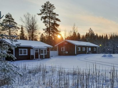 Evo Twin villas in their winter attire. The fence between the villas provides privacy towards Evo Grand Villa.