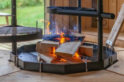 In the grill hut of Evo Twin, you can prepare grilled delicacies over an open fire or even brew wilderness-style campfire coffee.