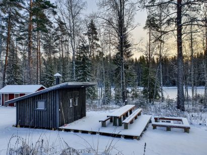 In the lower courtyard of Evo Twin, there is a wilderness-themed grill hut with a separate outdoor fireplace in front of it.