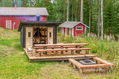 In the lower courtyard of Evo Twin, there is a wilderness-themed grill hut with a separate outdoor fireplace in front of it.