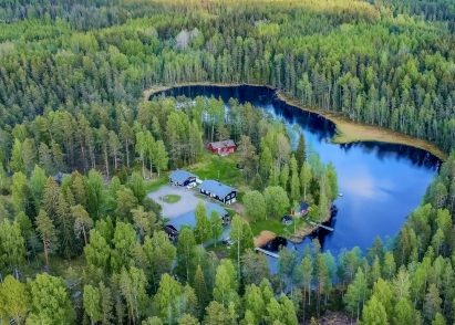 The Evo Peace area on the tranquil shores of Lake Kaitalammi. In the center, Evo Twin, and below, Evo Grand Villa. On the right, the lakeside sauna of Evo Grand Villa.
