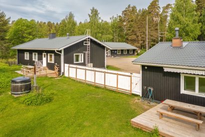 The courtyard view of Evo Twin. The wood-heated hot tub is shared between the villas, and the fence provides privacy towards Evo Grand Villa.