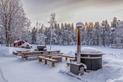 The lakeside sauna, grill hut, and hot tubs of Evo Grand Villa are also available during the winter season