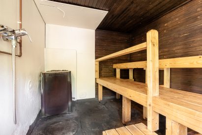 The sauna and washing facilities of Evo Grand Villa's wood-heated lakeside sauna.
