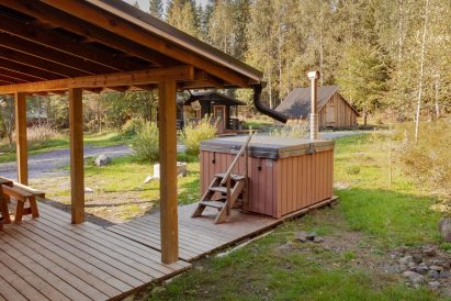 Next to both saunas at Tavastia Privacy, there are wood-heated hot tubs, accessible through clean-footed pathways on the terraces.