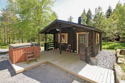 Tavastia Privacy's wood-heated outdoor sauna is located between the lean-to and the main building.
