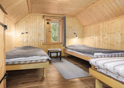 Hämeen Privaatin yläkerran 3 hengen makuuhuone.