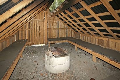 The backyard lean-to of Tavastia Privacy. The fireplace smoke escapes through the opening at the roof ridge.