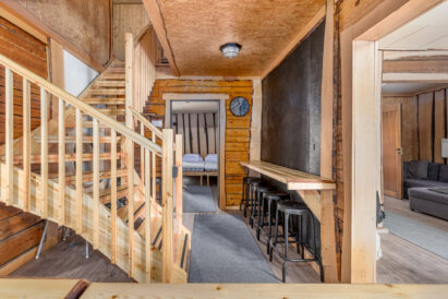The tables in the hall of Tavastia Privacy conveniently extend from the open kitchen. Stairs lead to the upstairs accommodation.