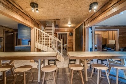 The tables in the hall of Tavastia Privacy conveniently extend from the open kitchen. Stairs lead to the upstairs accommodation.