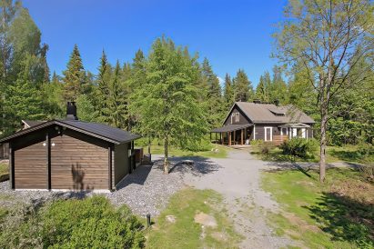 Tavastia Privacy's wood-heated outdoor sauna is located between the lean-to and the main building.