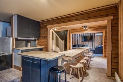 As an extension of the kitchen countertop at Tavastia Privacy, there are rugged, long tables with a rustic touch, suitable for dining, meetings, and comfortable socializing.