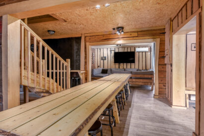 As an extension of the kitchen countertop at Tavastia Privacy, there are rugged, long tables with a rustic touch, suitable for dining, meetings, and comfortable socializing.