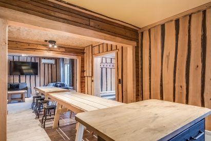 As an extension of the kitchen countertop at Tavastia Privacy, there are rugged, long tables with a rustic touch, suitable for dining, meetings, and comfortable socializing.