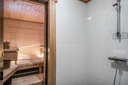 The shower area in the indoor sauna section of Tavastia Privacy.