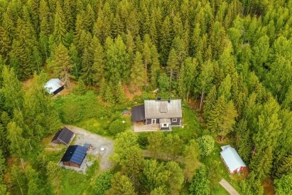 In the center of Tavastia Privacy, with the main building in the middle, the lean-to on the left, and the outdoor sauna.
