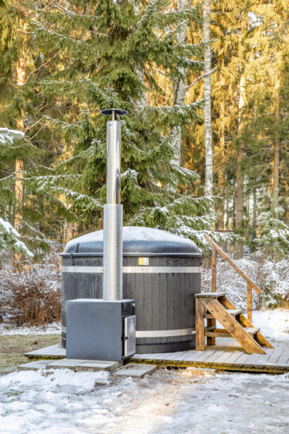 The hot tub on the terrace of Tavastia Privacy's main building.
