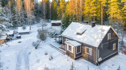 The spacious courtyard of Tavastia Privacy exudes the ambiance of an old-time farm.