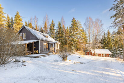 The spacious courtyard of Tavastia Privacy exudes the ambiance of an old-time farm.