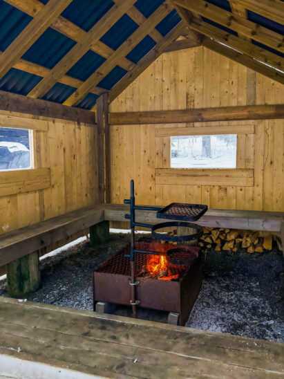 Aulanko Lake Villa’s kota shelter offers a cozy and sheltered spot with a lake view for grilling and enjoying good company.