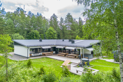 Next to the spacious outdoor terrace of Villa Springrock, there is a rustic fire pit, a hot tub, an outdoor jacuzzi, and a wood-heated barrel sauna.