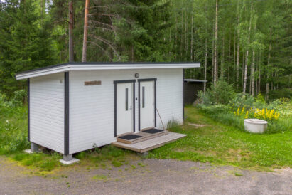 Lähdekallion Huvilan majoitusaitta sijaitsee päärakennuksen vieressä.