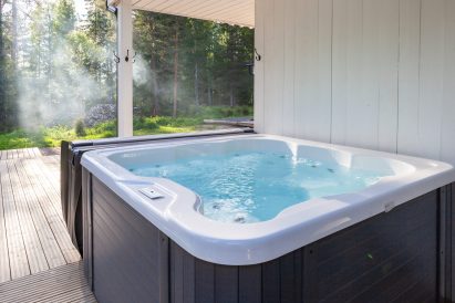 The electrically heated outdoor jacuzzi of Villa Springrock is located on the terrace next to the sauna section and the barrel sauna.