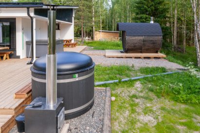 At the edge of the courtyard of Villa Springrock, you'll find a wood-heated hot tub and a separate wood-heated barrel sauna. On the terrace, there is a year-round electric jacuzzi.
