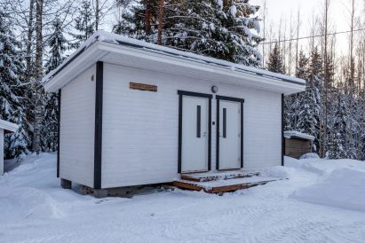 The accommodation cabin of Villa Springrock is located next to the main villa.