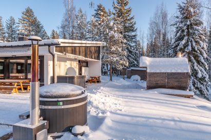 At the edge of the courtyard of Villa Springrock, you'll find a wood-heated hot tub and a separate wood-heated barrel sauna. On the terrace, there is a year-round electric jacuzzi.