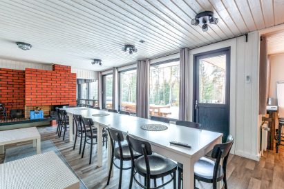 From the living room/main hall of Villa Springrock, there is a view and direct access to the terrace in the courtyard.