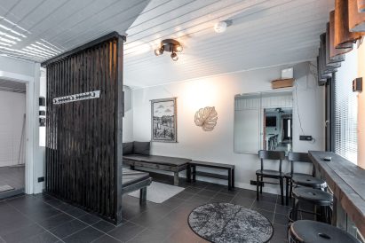 In Villa Springrock, the dressing room and lounge area of the sauna section are located as an extension of the main hall.