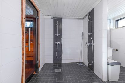 Bathroom of Villa Sprinrock's main sauna compartment.