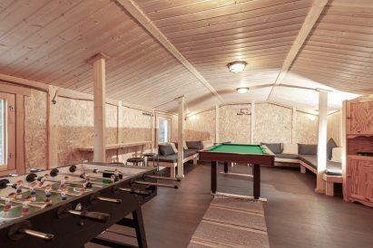 In the game room located in the courtyard of Villa Springrock, you can play, among other things, billiards and table football. The sofas also provide additional accommodation space.