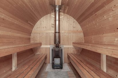 Wood-heated barrel sauna of Villa Springrock.