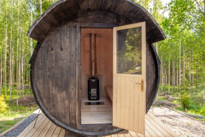 A wood-heated barrel sauna of Villa Springrock.