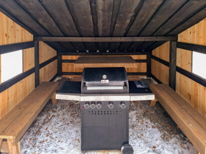 Loppi Luxus's backyard lean-to. A gas grill is available for guests for an additional fee.