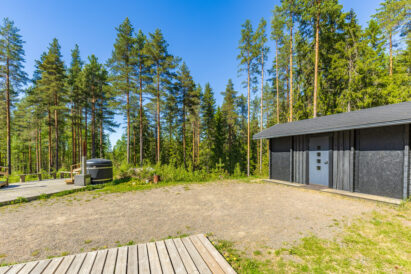The year-round accommodation cabin at Loppi Wilderness Villa is located next to the Mini Villa and the hot tubs.