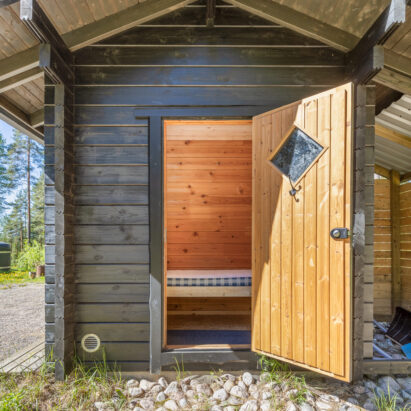 Both ends of the accommodation cabin at Loppi Wilderness Villa feature for summertime-use a sleeping nook with one bed each.