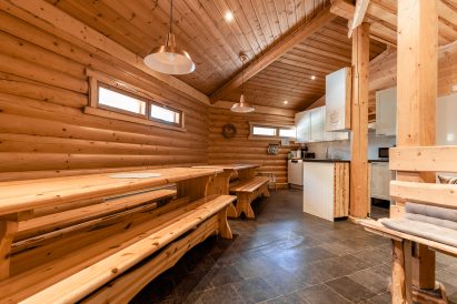 At the long tables in the main hall of Loppi Wilderness Villa, you can have a meal, hold a meeting or spend a fun evening.