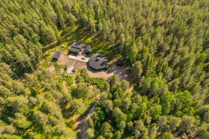 Loppi Wilderness Villa seen from the air. On the left is the accommodation cabin, in the middle the Mini Villa and on the right the Main Villa.